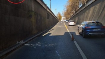 Părți din peretele lateral al Pasajului Unirii din Capitală au început să cadă. Traficul a fost restricționat | FOTO 