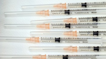 OMS Ne îndreptăm spre o penurie de seringi în 2022. Există riscul să nu mai poată fi făcute nici vaccinurile specifice copilăriei