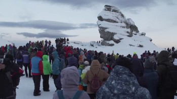 Sute de români s-au adunat la Sfinx iar unii dintre ei au rămas blocați pe munte