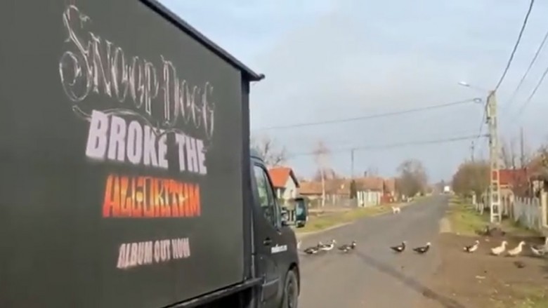 Snoop Dogg își promovează noul album cu imagini din Bogata de Mureș