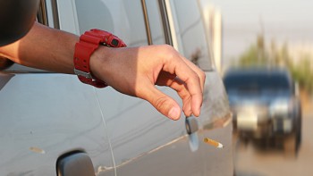 Șofer amendat cu 15.000 lei după ce a aruncat un chiştoc de ţigară pe geamul maşinii