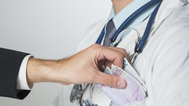 Medic din Botoșani acuzat că cerea bani pentru a emite certificate false de vaccinare