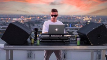 Vlad Odangiu un tânăr DJ român va mixa pe Turnul Eiffel din Paris