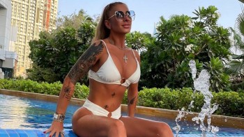 Anamaria Prodan aroganță uriașă de Crăciun. Impresara bea vin de aur FOTO