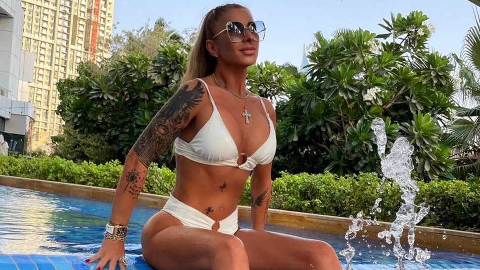 Anamaria Prodan aroganță uriașă de Crăciun. Impresara bea vin de aur FOTO