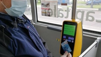 Bucureştenii vor putea plăti călătoriile direct cu cardul în autobuz