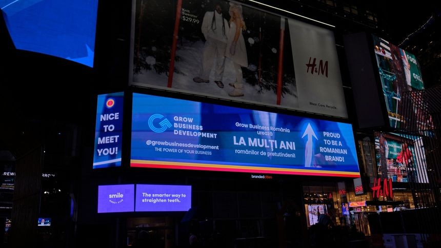 O firmă din Iași a cumpărat spațiul publicitar în Times Square din New York pentru a le transmite La mulți ani românilor de pretutindeni