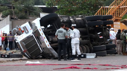 Tragedie în Mexic. Un camion cu migranți s-a răsturnat