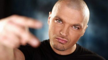 Puya dat afară din supermarket pentru că nu purta mască