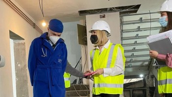 Alessandra Stoicescu și-a dat jos tocurile pentru o vizită pe șantier Va fi un tărâm de basm în care copiii să se poată simți supereroi