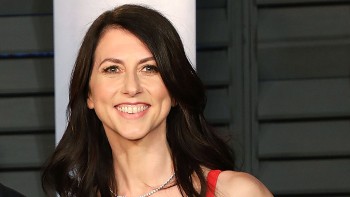 MacKenzie Scott este cea mai puternică femeie din lume. Cu cine a fost căsătorită