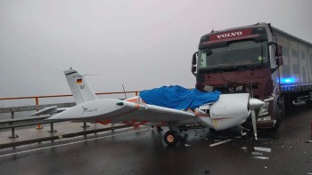 Un șofer român a intrat cu tirul într-un avion pe o autostradă din Germania | VIDEO