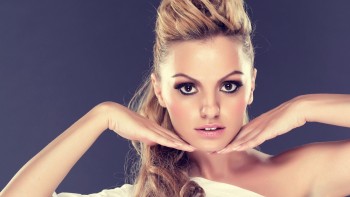 Alexandra Stan a fost diagnosticată cu Tiroidită Hashimoto. Ce afecțiune este