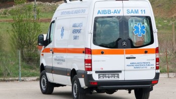 Un ambulanțier a fost înjunghiat de un pacient pe care îl transporta