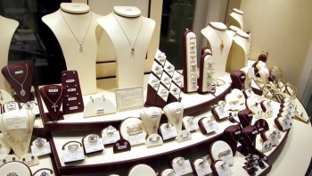 28 de kilograme de aur și sute de pietre prețioase confiscate de polițiștii gălățeni