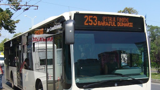 Doi călători accidentați după ce un geam s-a spart în interiorul unui autobuz din Capitală