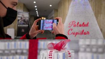 Brad de Crăciun făcut din 19.000 de doze de vaccin la centrul de vaccinare de la Palatul Copiilor din București