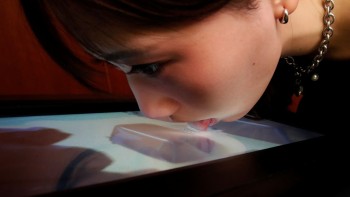 Un profesor din Japonia a inventat un ecran TV care poate reda gustul alimentelor