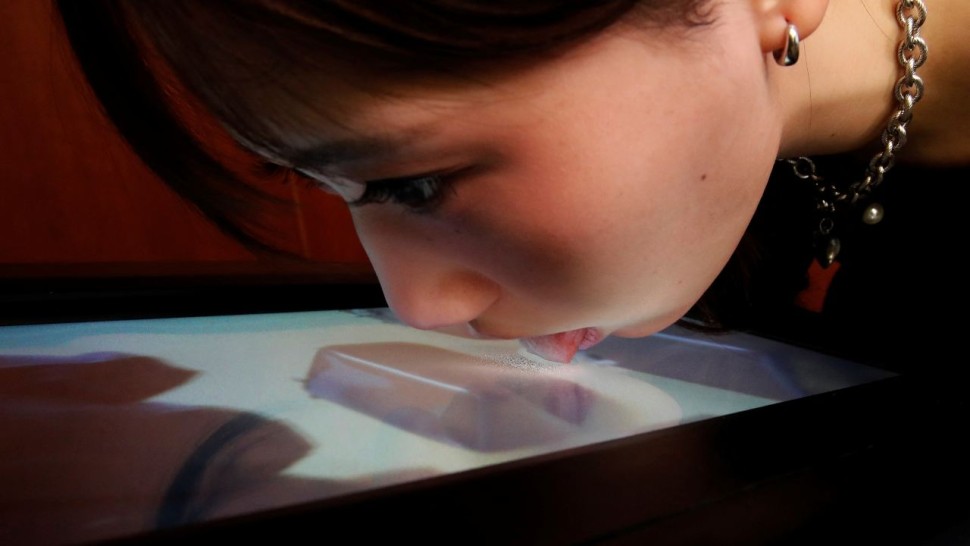 Un profesor din Japonia a inventat un ecran TV care poate reda gustul alimentelor