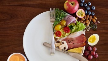 Postul Intermitent dieta vedetelor de la Hollywood analizat de specialiștii în nutriție. Este sănătos