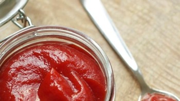 Cel mai mare pericol din ketchup Are până la 6 E-uri și doar 6 concentrat de roșii