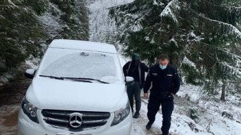 Un cetățean chinez a fost ajutat de jandarmii montani din Bihor să iasă cu mașina din zăpadă. Polițiștii din Cluj au descoperit că bolidul de lux era furat