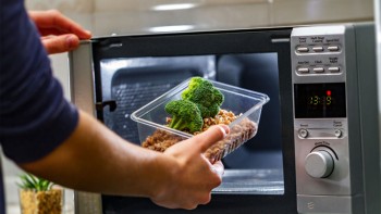 Top 9 alimente pe care nu ar trebui să le încălzim în cuptorul cu microunde