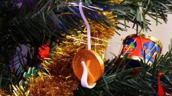 De ce e bine să pui o moneda în bradul de Crăciun