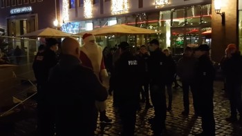 Moș Crăciun arestat în Germania după ce a fost prins fără mască pe stradă. Cum s-a terminat totul VIDEO