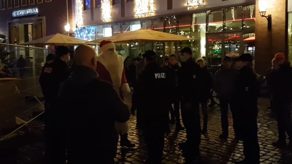 Moș Crăciun arestat în Germania după ce a fost prins fără mască pe stradă. Cum s-a terminat totul VIDEO
