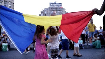 Mai puțin de jumătate dintre părinții care lucrează în străinătate se întorc acasă de Sărbători