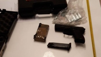 Zeci de percheziții la persoane bănuite de deținere ilegală de arme