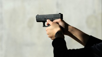 Șoferiță amenințată cu un pistol în trafic. Ce au găsit polițiștii când au oprit autoturismul