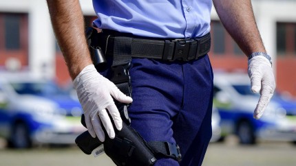 O polițistă din Capitală și-a uitat pistolul în toaleta unei benzinării