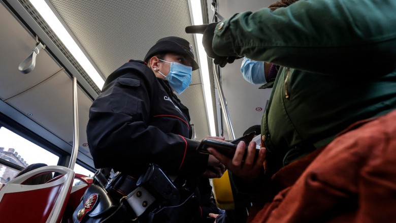 Un român prima persoană amendată la Roma pentru că nu avea certificat verde în autobuz