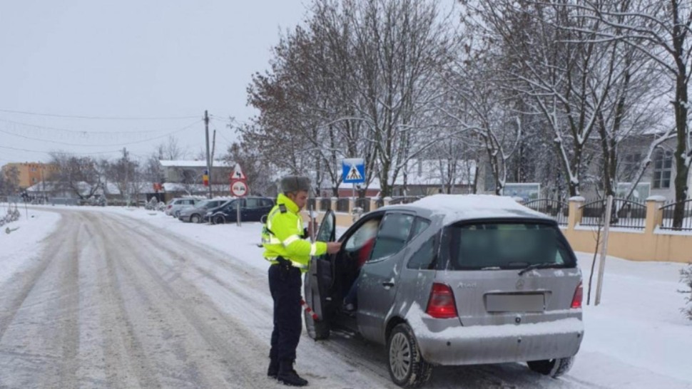Tânăr de 16 ani prins de polițiști în timp ce conducea o mașină