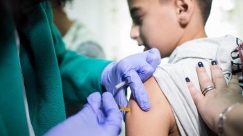 Valeriu Gheorghiță recomandă părinților să-i vaccineze pe copii. Aceștia pot face formă mai severă de COVID-19