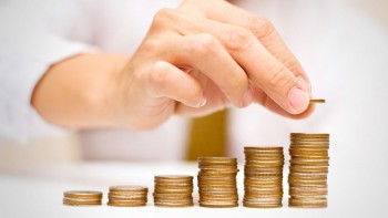 Creșterea prețurilor poate afecta milioane de români.  Avertisment grav Pensionarii şi cei cu salarii mici nu vor mai avea dreptul la o viaţă normală
