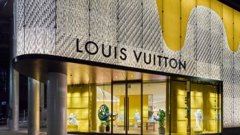 Scandal uriaș între casa de modă Louis Vuitton și un cuplu celebru din România. Poliția face cercetări