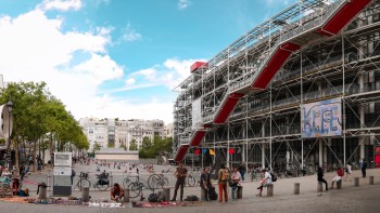 Clădirea care a schimbat felul de a se construi în Europa. Acum 45 de ani a fost mega-scandal la inaugurare