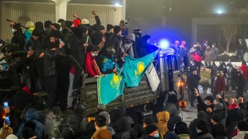 Revoluția din Kazahstan a provocat moartea a zeci de oameni în câteva ore. Protestele s-au amplificat