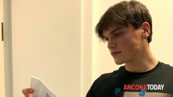 Un tânăr român a inventat o mască chirurgicală inteligentă