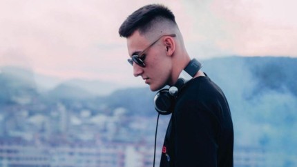 Vlad Odangiu va mixa într-un avion deasupra Bucureștiului