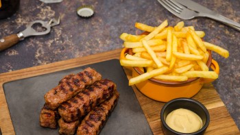 Restaurant tradițional deschis de un cuplu român într-un orășel din Anglia. Au un real succes