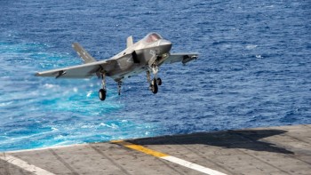 Aterizare eșuată a unui avion de luptă F-35 pe un portavion american în Marea Chinei de Sud. Mai mulți marinari au fost răniți | VIDEO