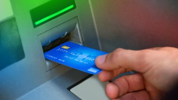 Cum fură hoții români din bancomatele străinilor chiar și 25.000 de euro pe minut
