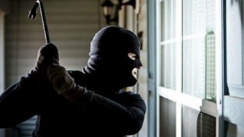 Cinci bărbați i-au furat unui bătrân 28.600 de lei și mâncarea din casă