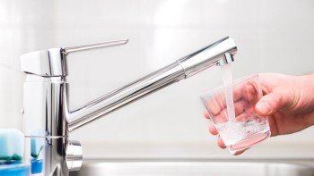 Ce se întâmplă în organism când NU bei apă suficientă. Pericolul este IMENS