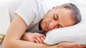 Boala neștiută care dă dureri de cap în fiecare zi. Simptomele apar doar noaptea și mulți nu știu că suferă de ea