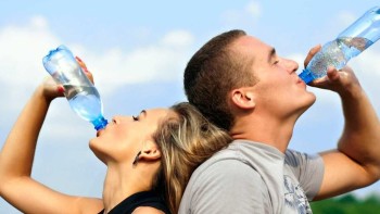 BENEFICII APĂ Când este indicat să bei apă caldă și când apă rece